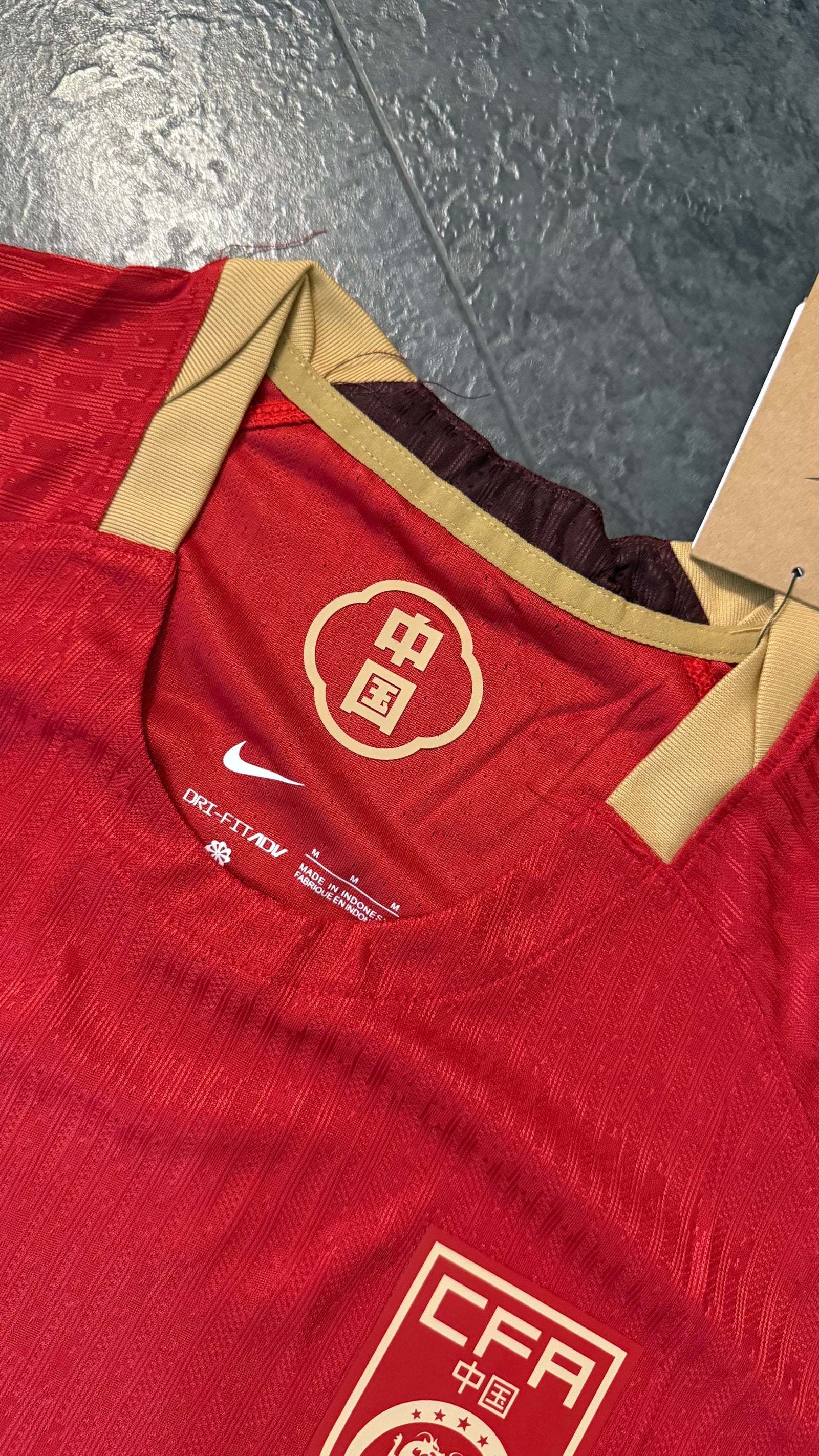 Chine – Maillot Domicile 2025/26 – Rouge, Or