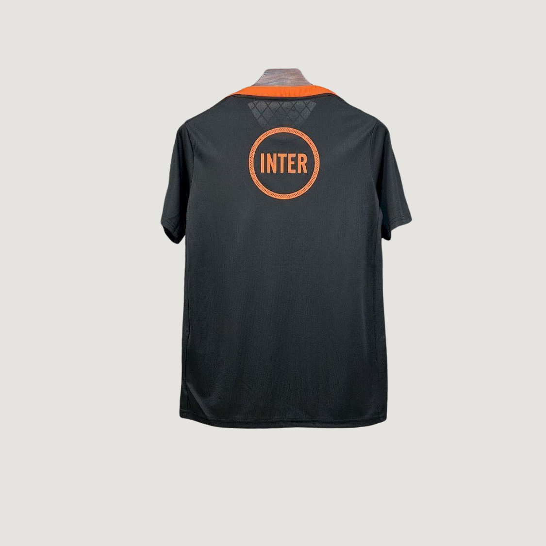Inter Milan – Maillot Pré-Match 2025/26 – Noir, Gris, Orange