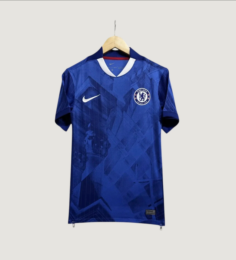 Chelsea – Maillot Domicile 25/26 – Bleu Royal & Motifs Graphiques