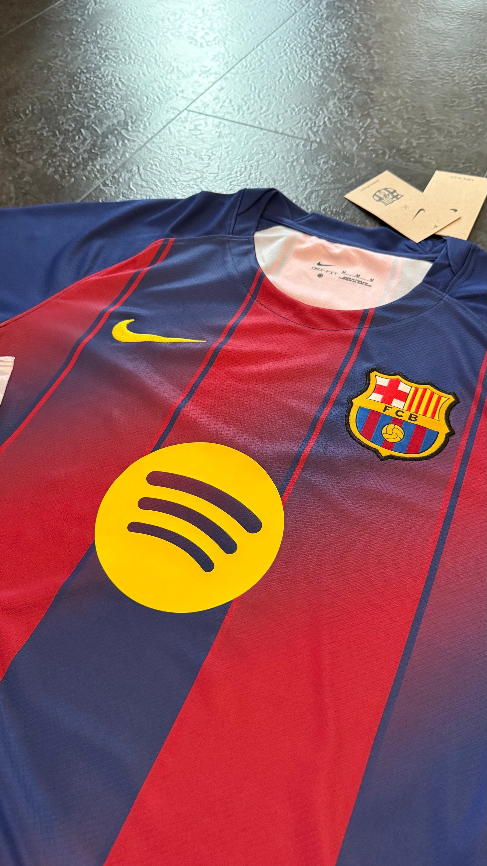 FC Barcelone – Maillot Domicile 2025/26 – Bleu, Grenat & Jaune